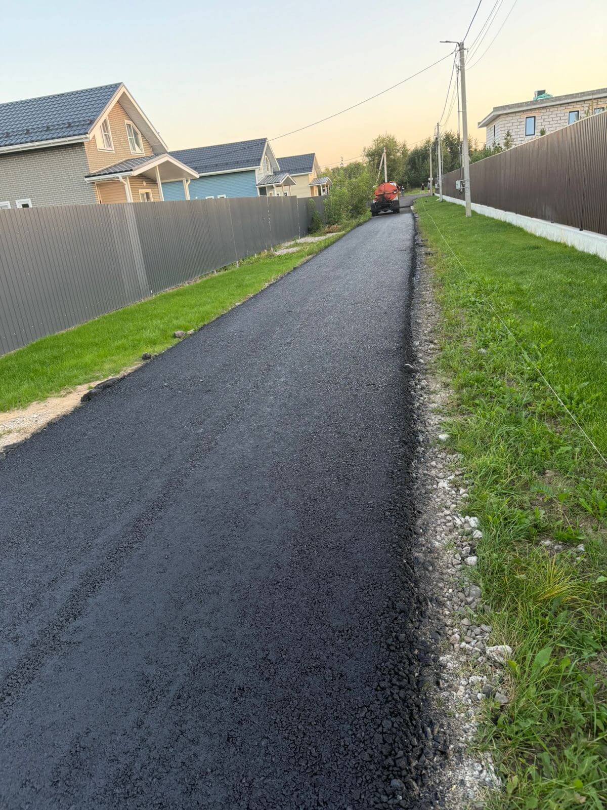 Укладка асфальтовой крошки в дачном поселке